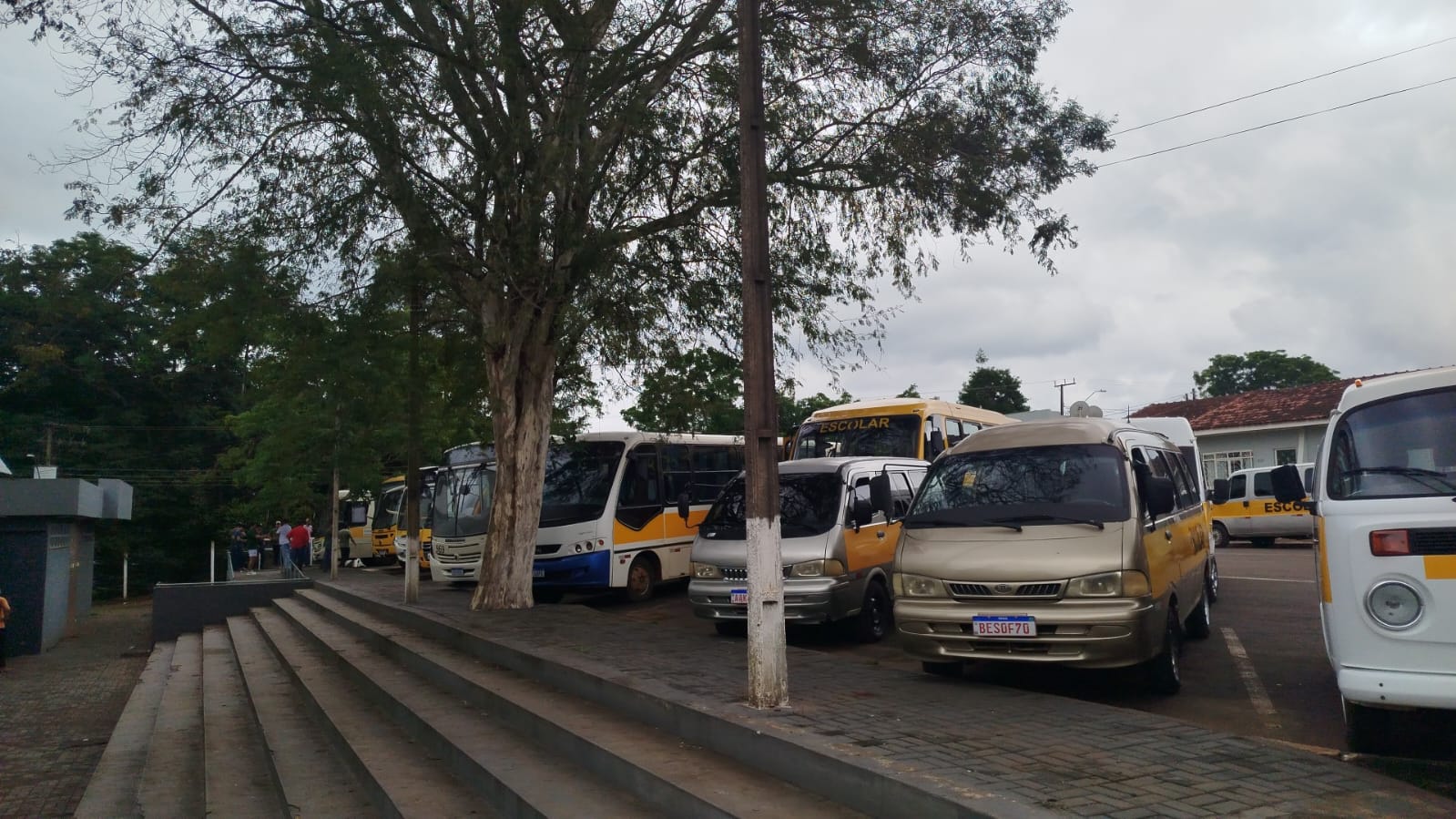 Ônibus escolares de Palmital passam por vistoria de fim de ano; vereador Edson acompanha o processo