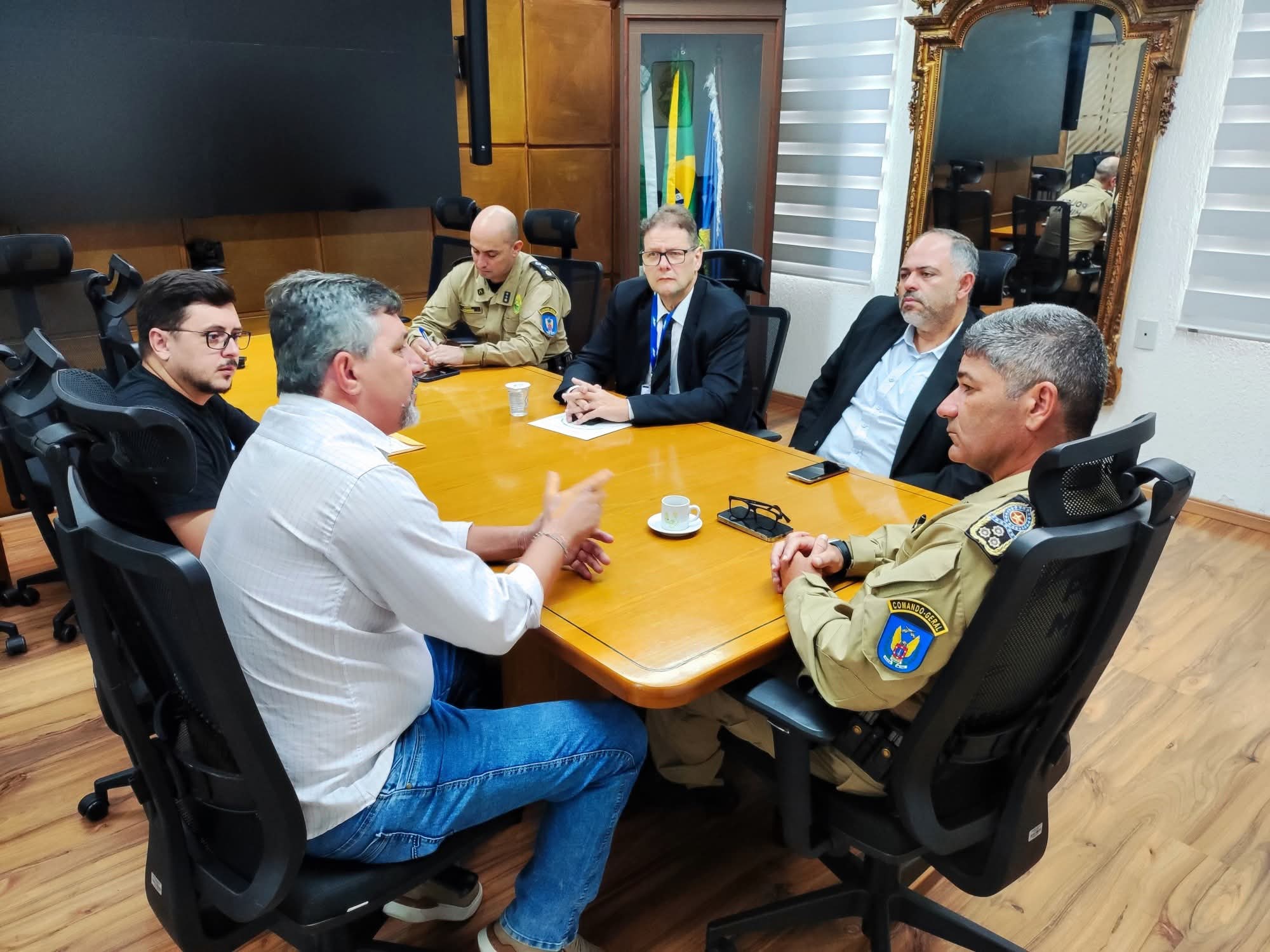 Prefeito de Palmital busca soluções para sede da Polícia Militar na cidade.
