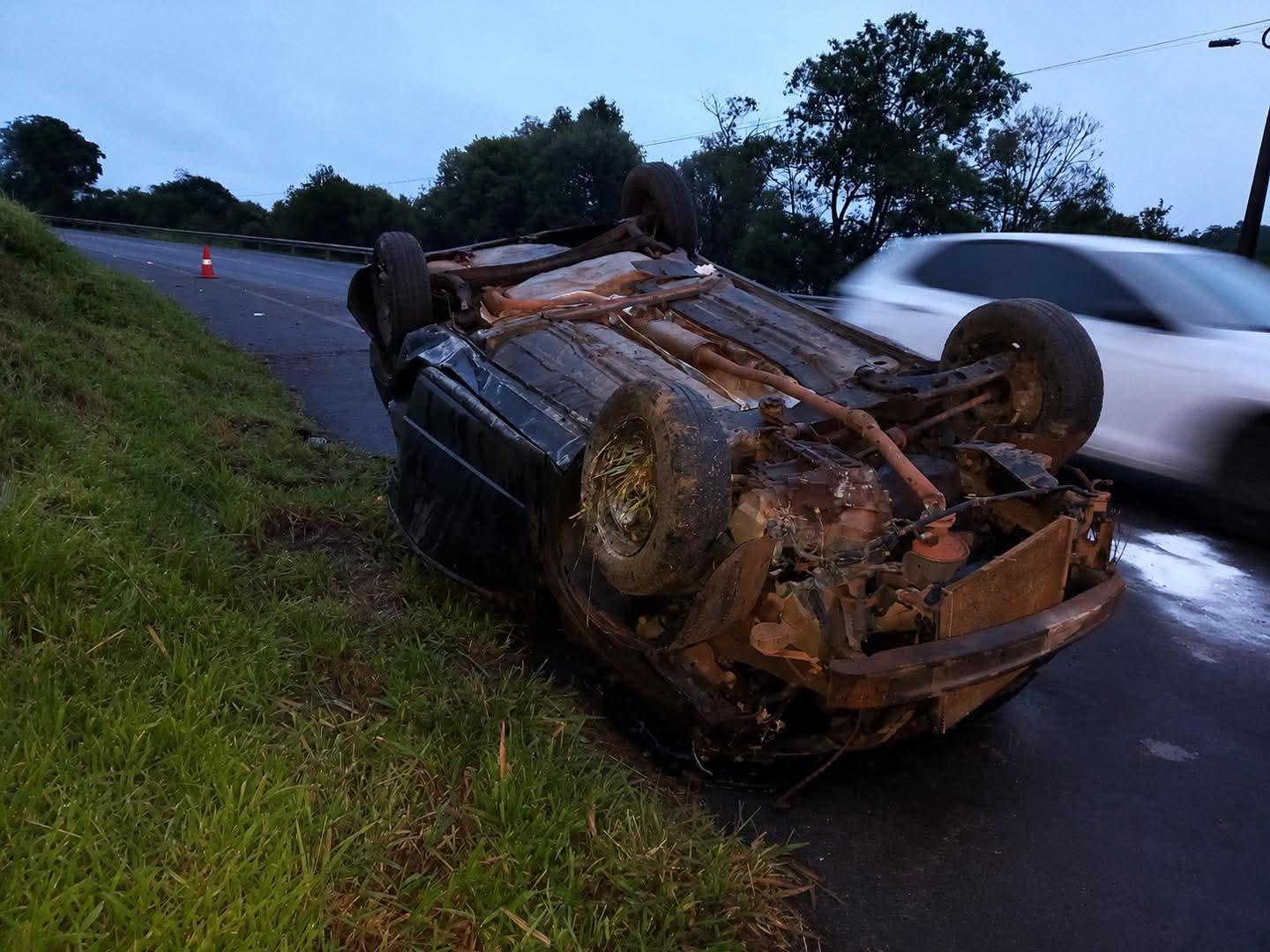 MOTORISTA FICA FERIDO APÓS CAPOTAMENTO NA PR-170 EM GUARAPUAVA