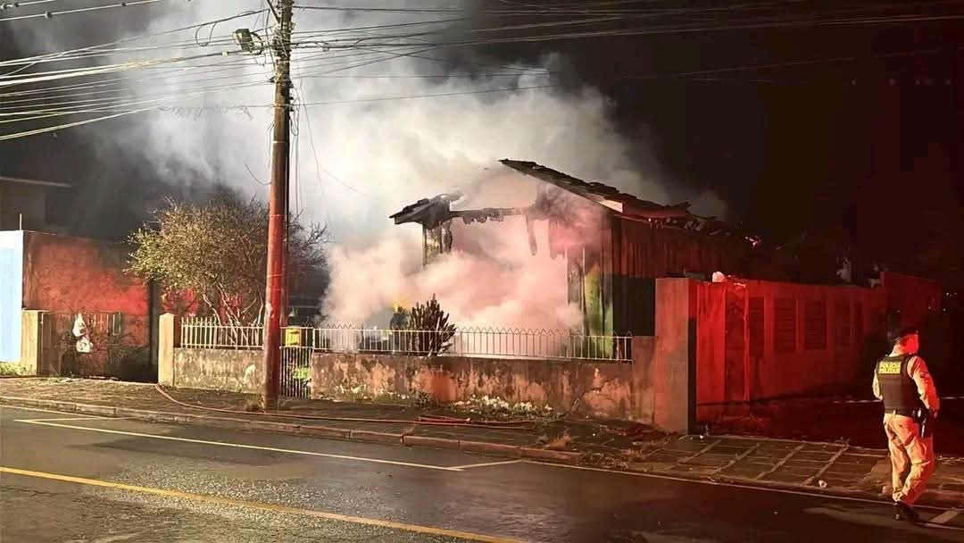 MENINO DE 5 ANOS MORRE CARBONIZADO DURANTE INCÊNDIO EM RESIDÊNCIA EM PONTA GROSSA