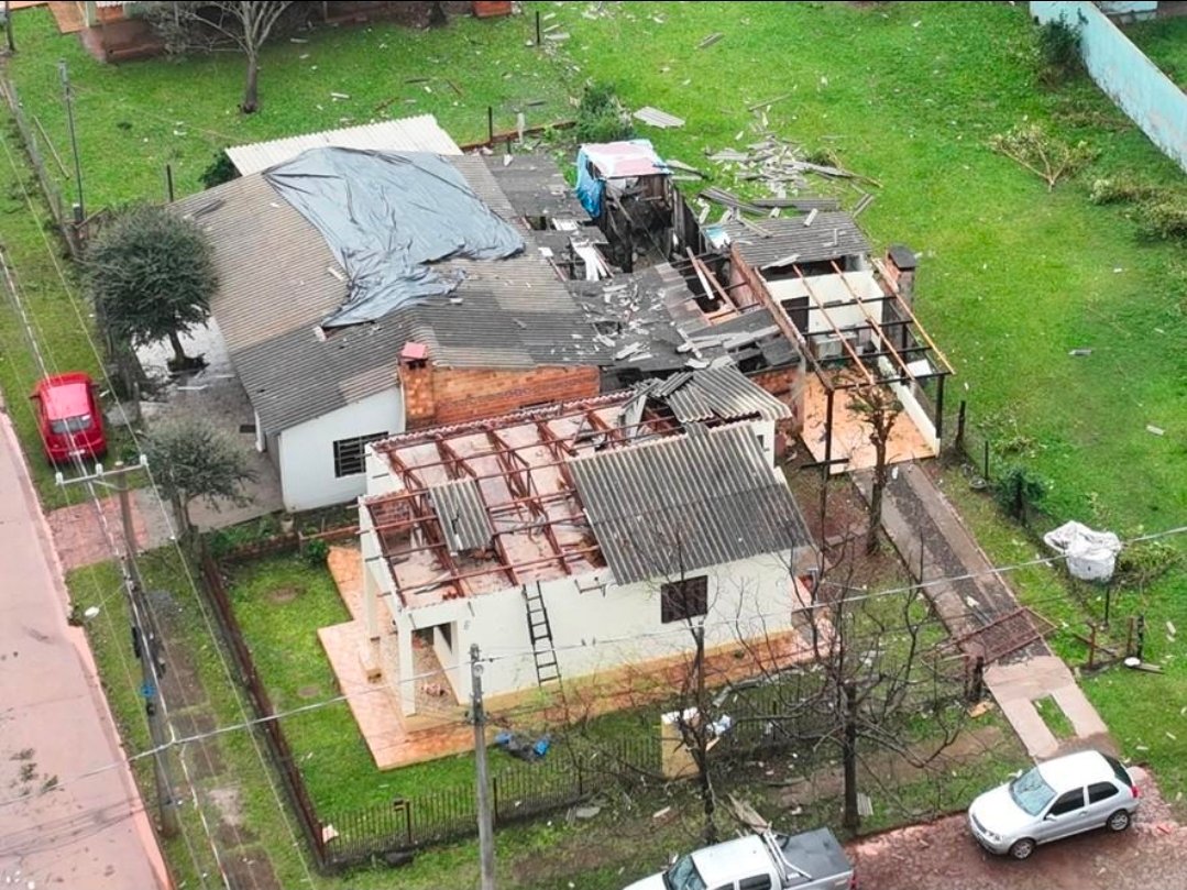 🌪️ TEMPORAL DE QUASE 100 KM/H CAUSA ESTRAGOS E DEIXA 400 CASAS DESTELHADAS NO RS
