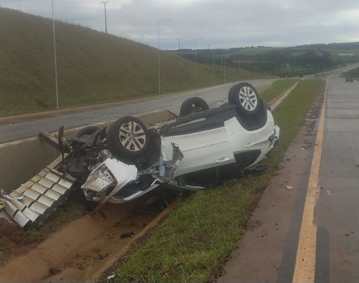 🚨 CAPOTAMENTO DEIXA DUAS PESSOAS FERIDAS NA PR-466