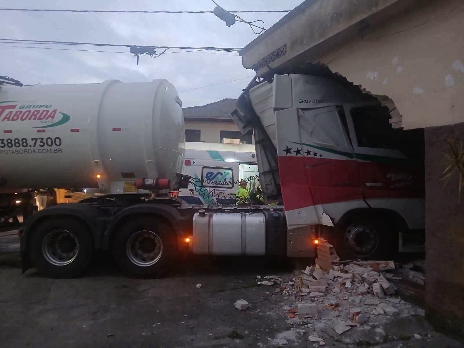 MOTORISTA MORRE EM GRAVE ACIDENTE DE CAMINHÃO EM PARANAGUÁ.