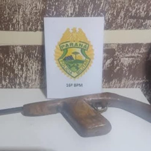 Tio aponta arma para sobrinho enquanto ele estava dormindo.