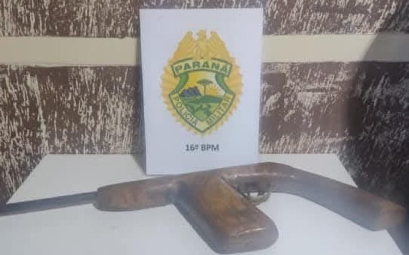 Tio aponta arma para sobrinho enquanto ele estava dormindo.