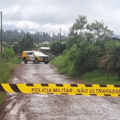 CASA PEGA FOGO FILHO DA PROPRIETÁRIA ENTRA EM SURTO COM UM FACÃO E PARTE PARA CIMA DE POLICIAIS QUE ATIRARAM SENDO SOCORRIDO, MAS NÃO RESISTIU EM SANTA MARIA DO OESTE.