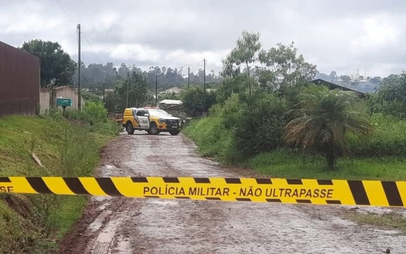 CASA PEGA FOGO FILHO DA PROPRIETÁRIA ENTRA EM SURTO COM UM FACÃO E PARTE PARA CIMA DE POLICIAIS QUE ATIRARAM SENDO SOCORRIDO, MAS NÃO RESISTIU EM SANTA MARIA DO OESTE.