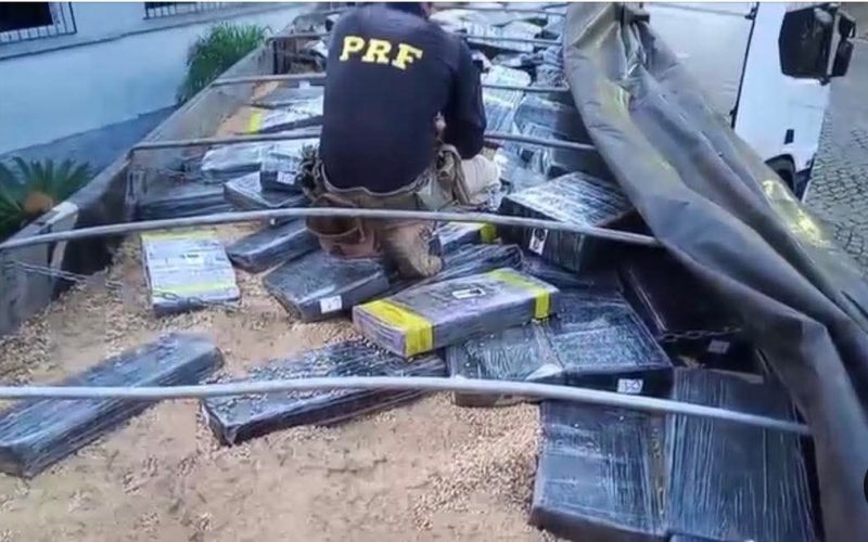 PRF intercepta caminhão com mais de 1,6 tonelada de maconha escondida em carga de soja na BR-277