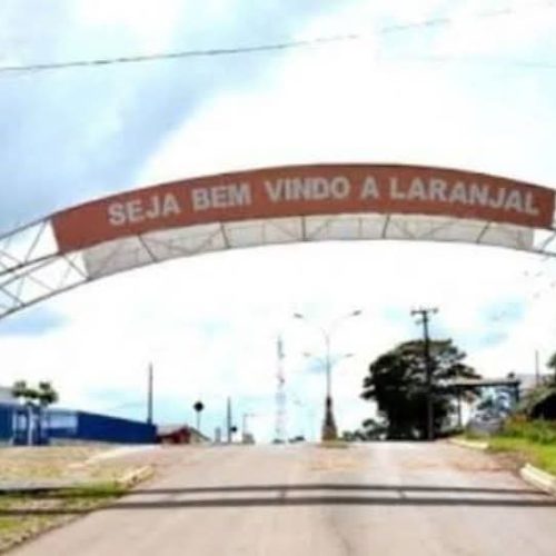 LARANJAL — Homem registra danos em veículos no pátio de máquinas do município