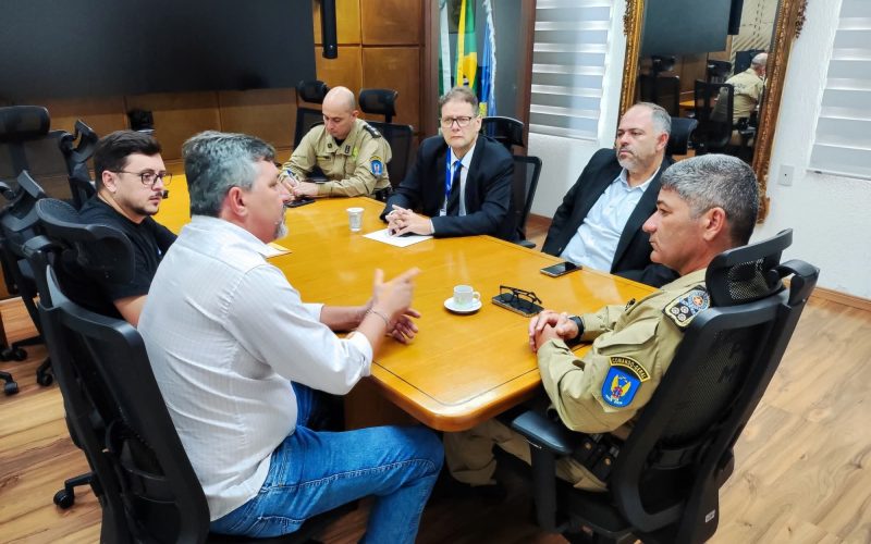 Prefeito de Palmital busca soluções para sede da Polícia Militar na cidade.