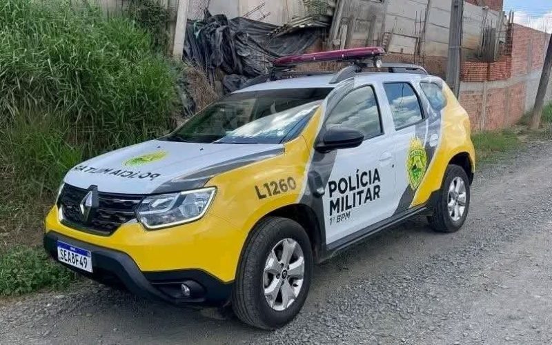Homem espanca mulher na frente dos filhos, avança contra PM e é morto a tiros