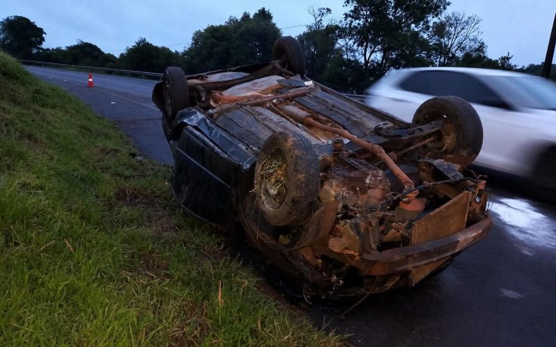 MOTORISTA FICA FERIDO APÓS CAPOTAMENTO NA PR-170 EM GUARAPUAVA