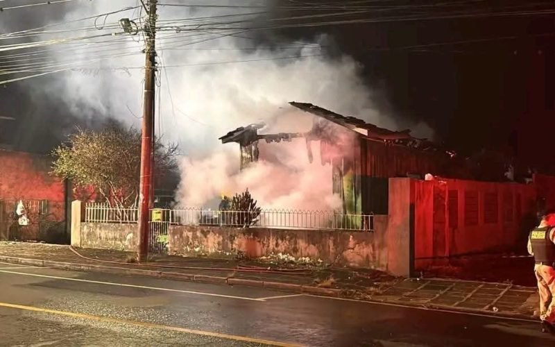MENINO DE 5 ANOS MORRE CARBONIZADO DURANTE INCÊNDIO EM RESIDÊNCIA EM PONTA GROSSA