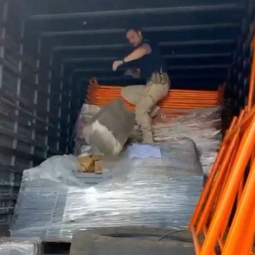 PRF APREENDE 2 TONELADAS DE MACONHA ESCONDIDAS EM BAÚ DE CAMINHÃO NO PARANÁ