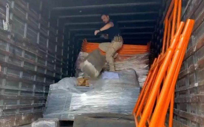 PRF APREENDE 2 TONELADAS DE MACONHA ESCONDIDAS EM BAÚ DE CAMINHÃO NO PARANÁ
