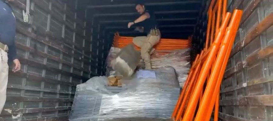 PRF APREENDE 2 TONELADAS DE MACONHA ESCONDIDAS EM BAÚ DE CAMINHÃO NO PARANÁ