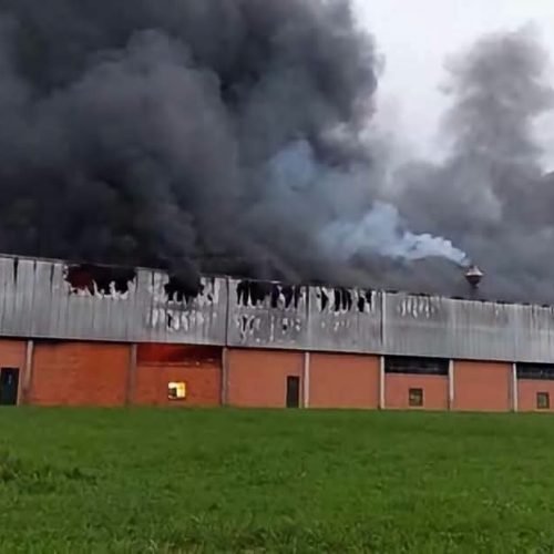 🔥 INCÊNDIO DE GRANDES PROPORÇÕES ATINGE FÁBRICA DE MATERIAIS HOSPITALARES EM BLUMENAU