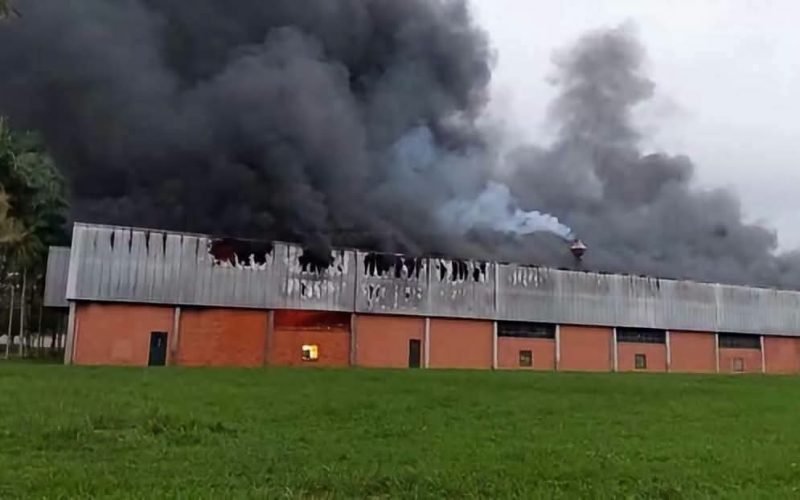 🔥 INCÊNDIO DE GRANDES PROPORÇÕES ATINGE FÁBRICA DE MATERIAIS HOSPITALARES EM BLUMENAU