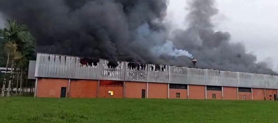 🔥 INCÊNDIO DE GRANDES PROPORÇÕES ATINGE FÁBRICA DE MATERIAIS HOSPITALARES EM BLUMENAU
