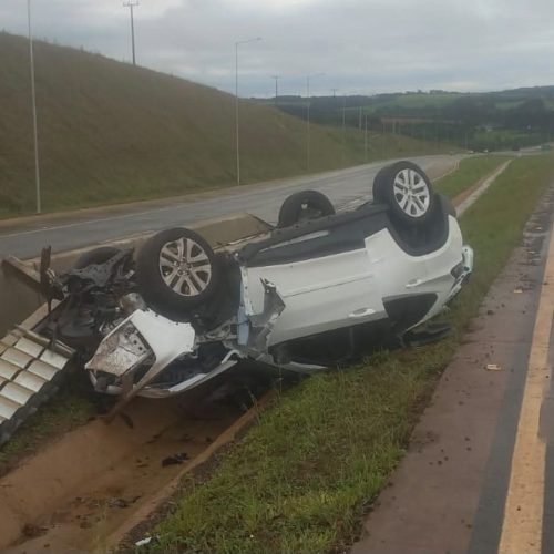 🚨 CAPOTAMENTO DEIXA DUAS PESSOAS FERIDAS NA PR-466