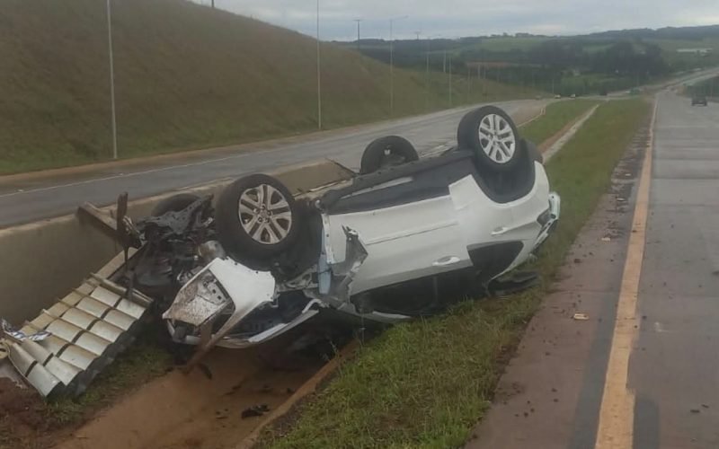 🚨 CAPOTAMENTO DEIXA DUAS PESSOAS FERIDAS NA PR-466
