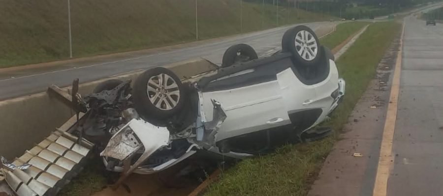 🚨 CAPOTAMENTO DEIXA DUAS PESSOAS FERIDAS NA PR-466