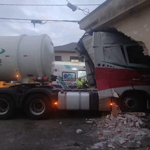 MOTORISTA MORRE EM GRAVE ACIDENTE DE CAMINHÃO EM PARANAGUÁ.