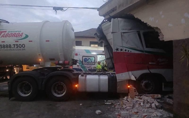 MOTORISTA MORRE EM GRAVE ACIDENTE DE CAMINHÃO EM PARANAGUÁ.