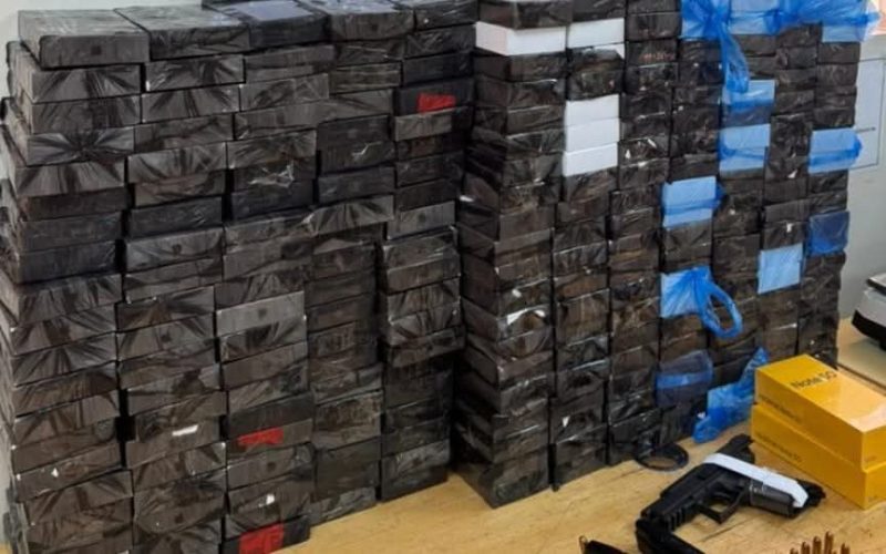 Homem é preso com centenas de aparelhos eletrônicos e arma de fogo em Foz do Iguaçu.