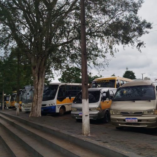 Ônibus escolares de Palmital passam por vistoria de fim de ano; vereador Edson acompanha o processo
