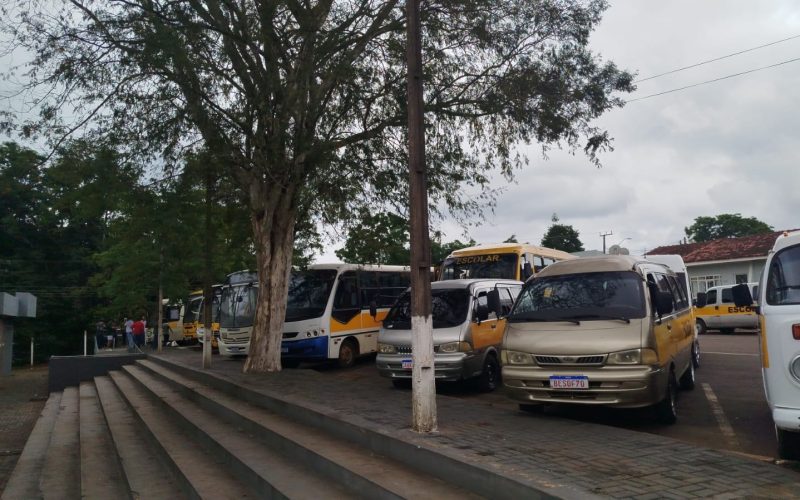 Ônibus escolares de Palmital passam por vistoria de fim de ano; vereador Edson acompanha o processo