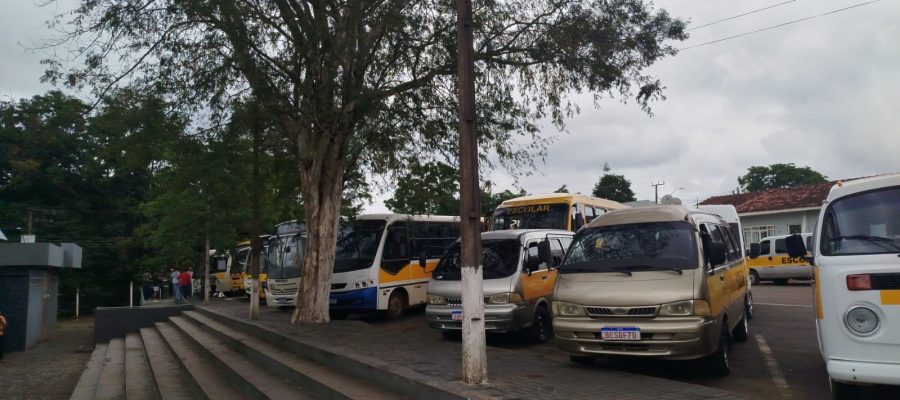Ônibus escolares de Palmital passam por vistoria de fim de ano; vereador Edson acompanha o processo