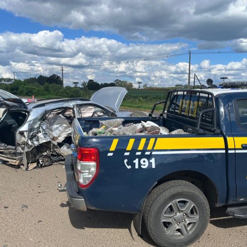 Veículo transportando maconha, skunk e cigarros eletrônicos se envolve em acidente neste domingo (10) em Guarapuava, casal que estava no veículo tenta fugir mas é preso.