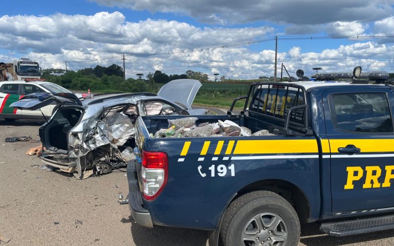 Veículo transportando maconha, skunk e cigarros eletrônicos se envolve em acidente neste domingo (10) em Guarapuava, casal que estava no veículo tenta fugir mas é preso.