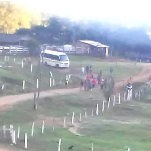 Veículo do Transporte Escolar é retido por moradores por más condições no interior de Boa Ventura de São Roque