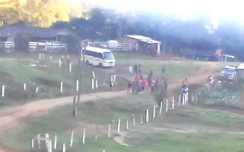 Veículo do Transporte Escolar é retido por moradores por más condições no interior de Boa Ventura de São Roque