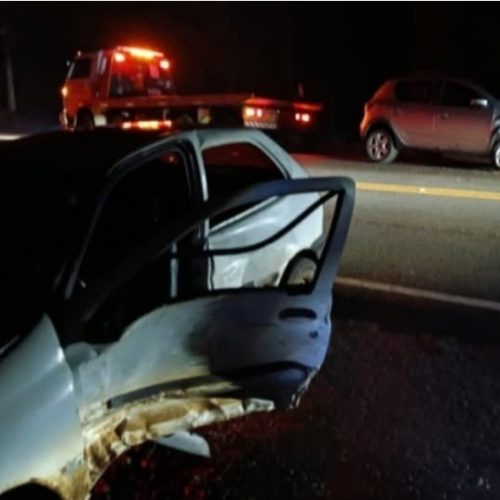 Acidente entre dois carros deixa grandes danos materiais na PRC-466, em Turvo