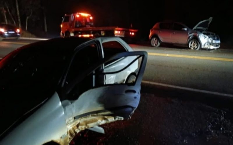 Acidente entre dois carros deixa grandes danos materiais na PRC-466, em Turvo