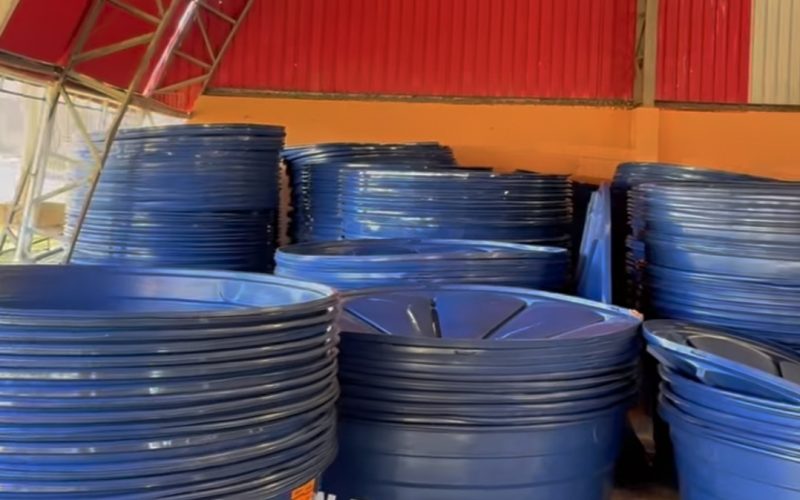 Prefeito Maycon Lopes acompanha entrega histórica de 300 kits de caixas d’água em Laranjal