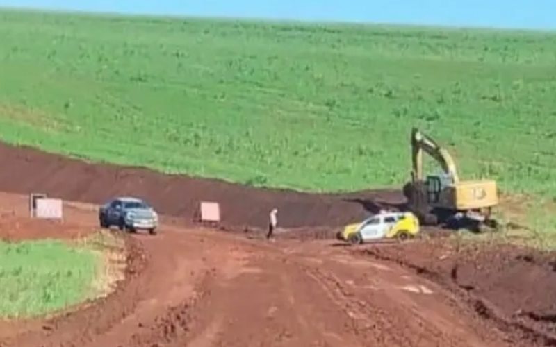 POLÍCIA EMITE RELATÓRIO APÓS CAMINHONETE SER ENCONTRADA ENTERRADA EM PITANGA