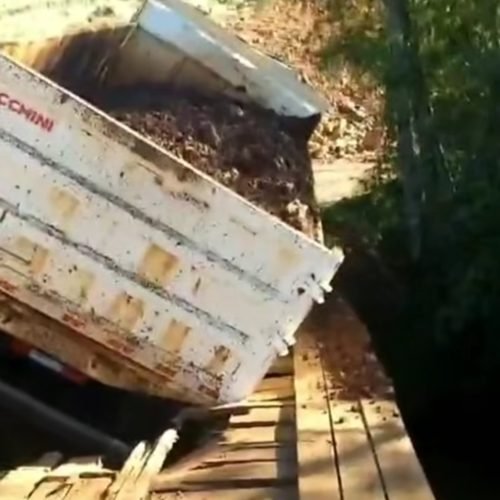 🚨RONCADOR – PR: Ponte sobre o Rio Azul não suporta o peso e caminhão da prefeitura quase cai no rio