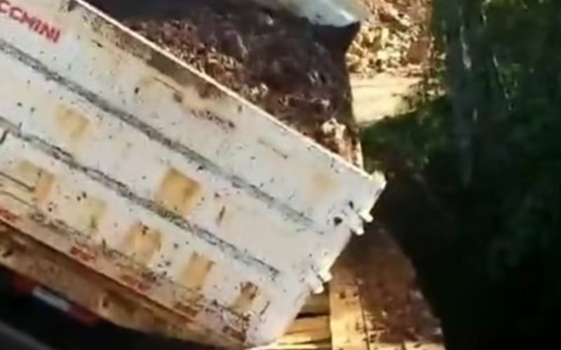 🚨RONCADOR – PR: Ponte sobre o Rio Azul não suporta o peso e caminhão da prefeitura quase cai no rio