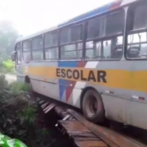 GRAVE: ONIBUS ESCOLAR QUASE CAI EM PONTE DANIFICADA