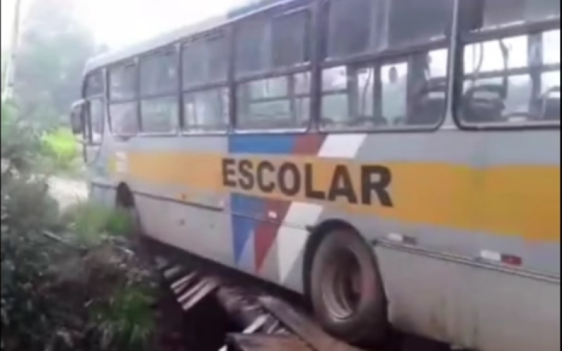 GRAVE: ONIBUS ESCOLAR QUASE CAI EM PONTE DANIFICADA