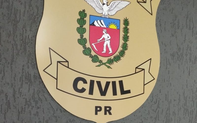 CRIME A FACADAS EM 1997 NA VILA COAMO, POLÍCIA CIVIL CUMPRE MANDADO DE PRISÃO. NO MOMENTO DO CUMPRIMENTO DA PRISÃO, O DENUNCIADO FOI FLAGRADO COM UMA ARMA DE FOGO E DIVERSAS MUNIÇÕES.