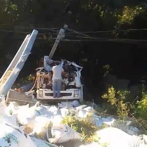Acidente em Marquinho-Pr, próximo ao Rio do Cobre deixa motorista gravemente ferido.