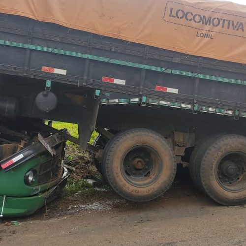 Chassi de caminhão quebra e cabine é “engolida” pela carroceria na tarde desta segunda (18) na “Estrada do Guairacá”, em Guarapuava