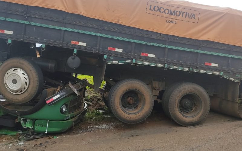 Chassi de caminhão quebra e cabine é “engolida” pela carroceria na tarde desta segunda (18) na “Estrada do Guairacá”, em Guarapuava