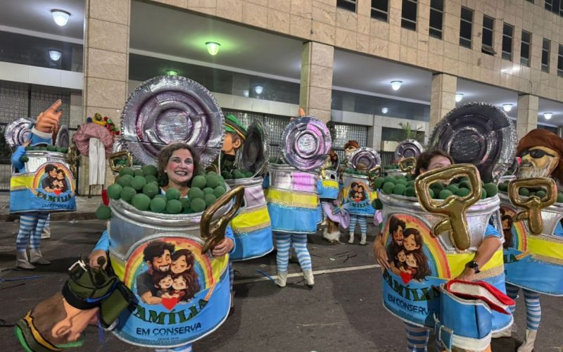 Escola Acadêmicos de Niterói é rebaixada; declaração de Flávio Bolsonaro gera reação política