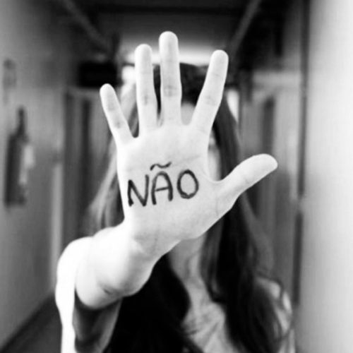 Mulher pede socorro a policiais de dentro de carro em movimento em Guarapuava.